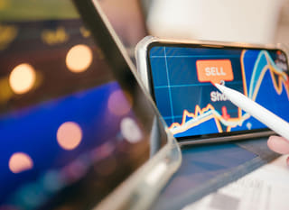 Opcje na Bitcoin, Ethereum i forex analizowane przez tradera działającego na wielu rynkach